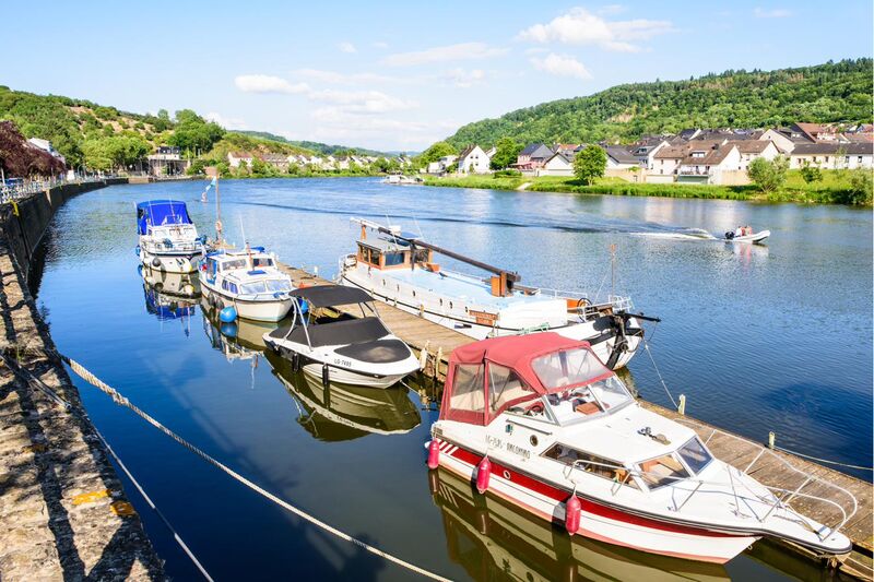 Boote am Schwimmsteg an der Mosel bei Grevenmacher