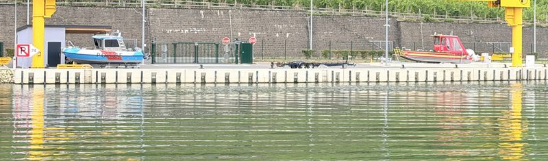 Die gemeinsame Basis am luxemburgischen Ufer: links das Polizeiboot, rechts das Rettungsboot, dazwischen zwei Kräne. Aufgenommen vom deutschen Ufer gegenüber.