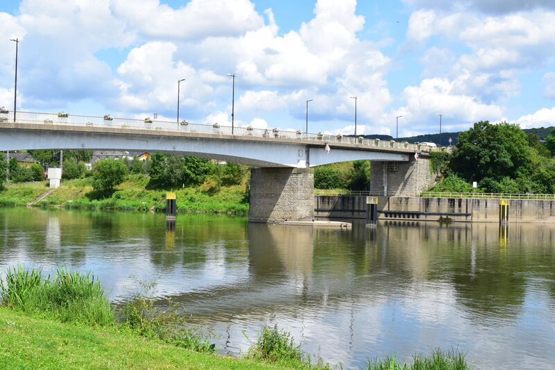 Moselbrücke mit Schleusenanlage und Dalben