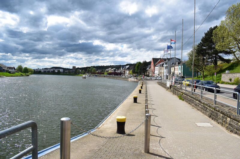Uferpromenade an der Mosel in Remich mit Pollern