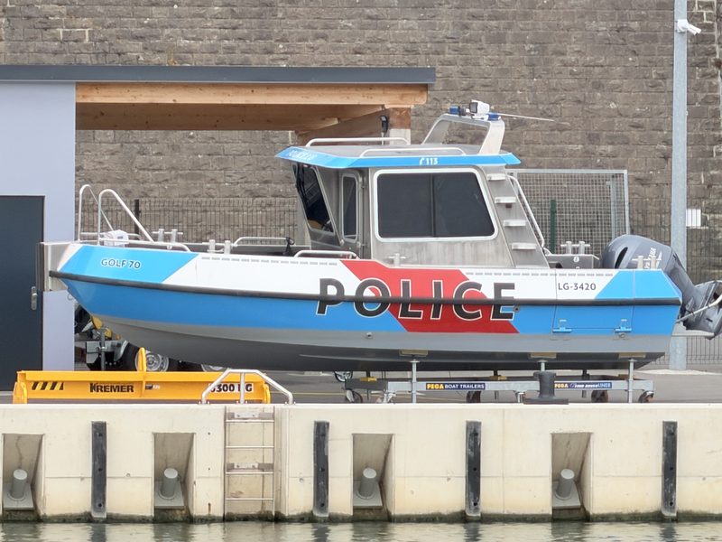Das Polizeiboot „Golf 70“ der Police Grand-Ducale an der Basis bei Grevenmacher, gesehen über die Mosel hinweg.