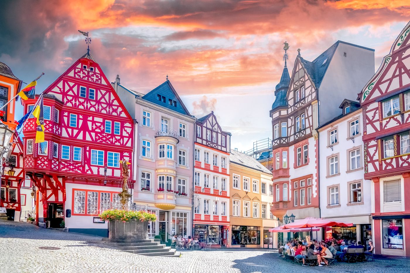Bernkastel-Kues an der Mittelmosel — Fachwerk, Weinberge und die Burg Landshut über der Moselschleife