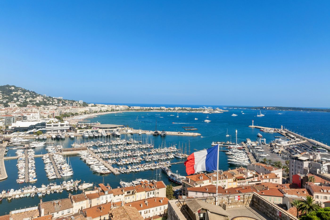 Der Vieux Port von Cannes aus der Luft — Ziel der Südroute, Segelboote und Yachten vor der Croisette