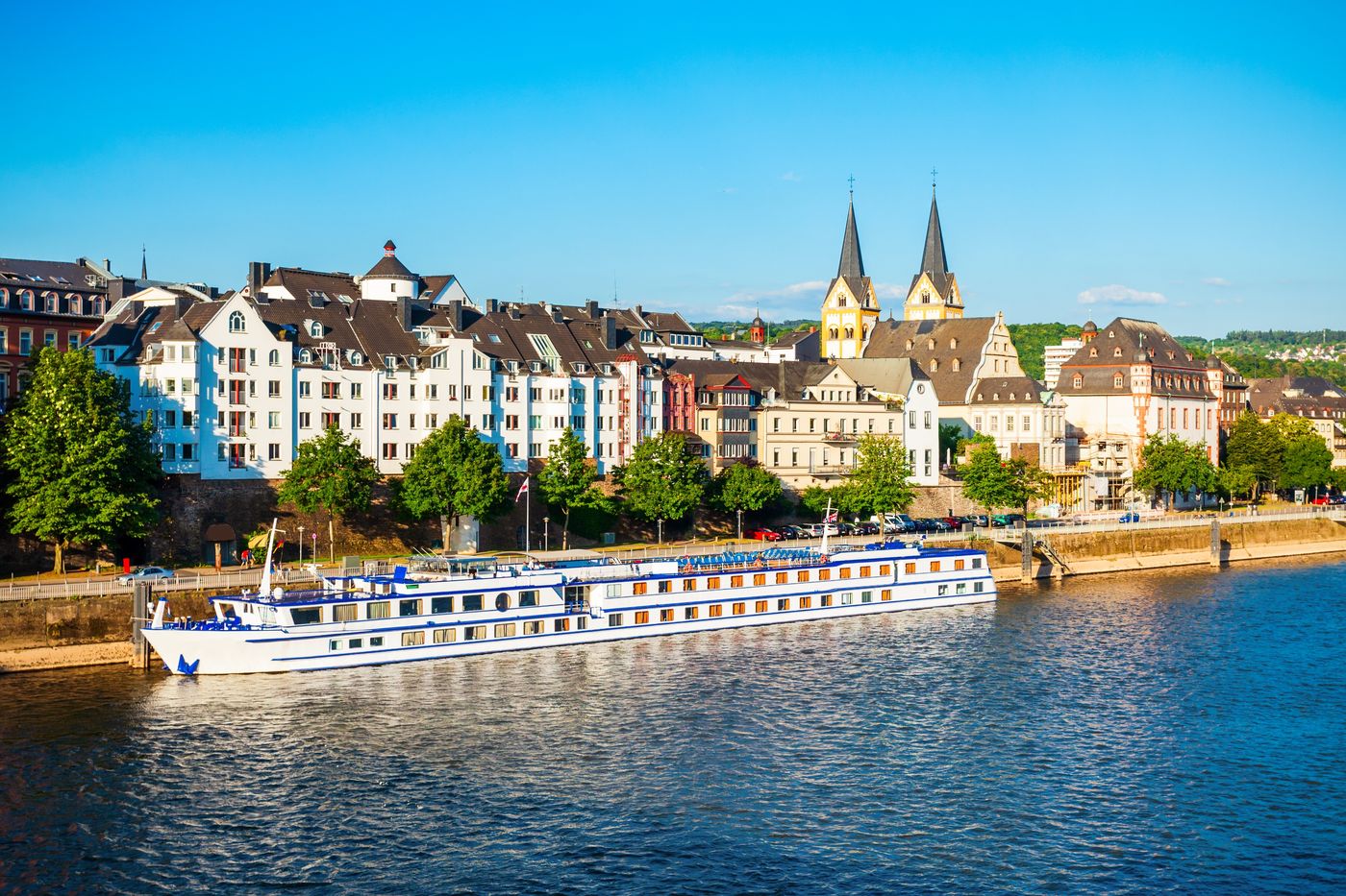 Das Deutsche Eck in Koblenz — die Mündung der Mosel in den Rhein mit der Festung Ehrenbreitstein