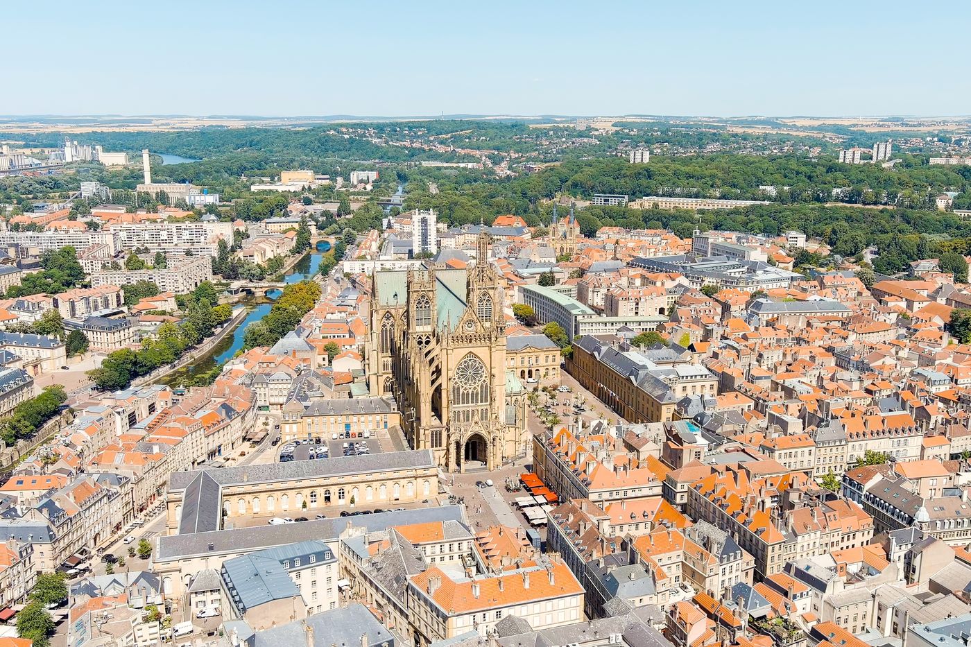 Metz an der Mosel — Kathedrale Saint-Étienne und Altstadt über dem Wasser