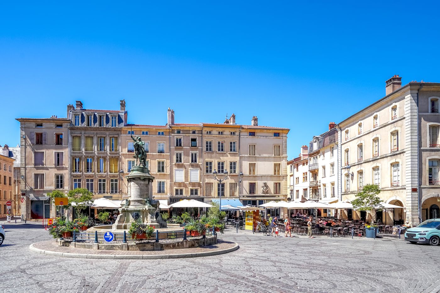 Die Place Stanislas in Nancy — das goldene Herz Lothringens, wenige Gehminuten vom Stadthafen