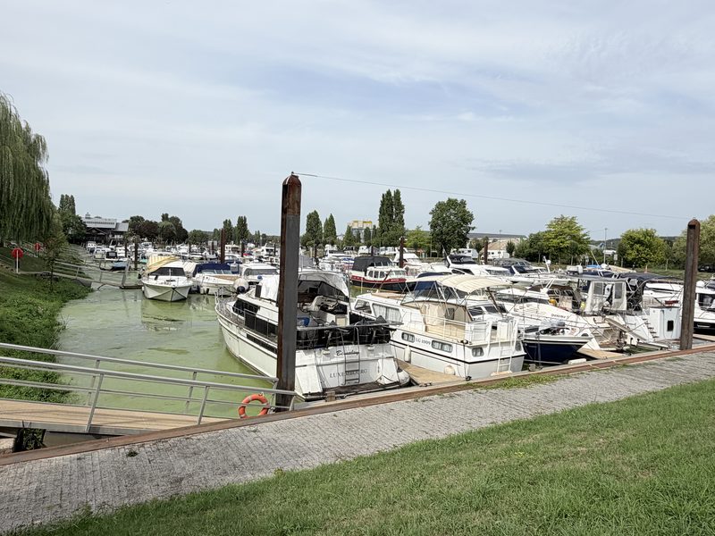 Yachthafen an der Mosel mit Sportbooten an Schwimmstegen